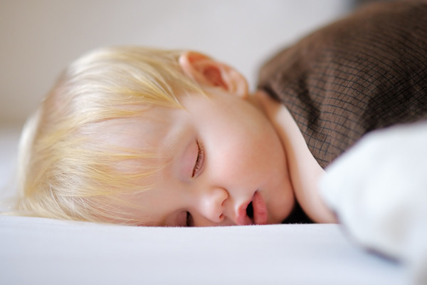 如何让孩子分床睡？